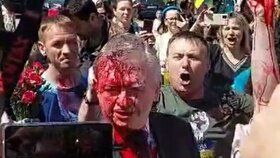 Ruského velvyslance Sergeje Andrejeva polili polští demonstranti červenou barvou a nenechali ho položit věnec k pomníku v rámci oslav Dne Vítězství.