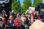 Ruského velvyslance Sergeje Andrejeva polili polští demonstranti červenou barvou a nenechali ho položit věnec k pomníku v rámci oslav Dne Vítězství.