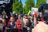 „Fašisté, bandité!“ Ruského velvyslance polili na pietě červenou barvou