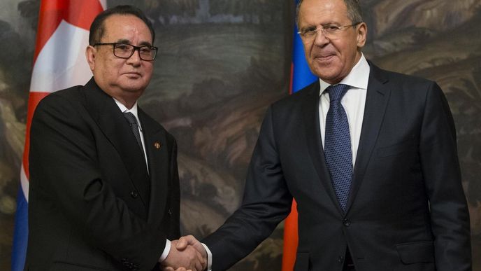 Sergej Lavrov a severokorejský ministr zahraničních věcí Ri Su Yong