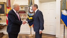Ruský ministr zahraničí Sergej Lavrov v Bílém domě u Donalda Trumpa (květen 2017).