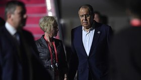 Sergej Lavrov po příletu na summit G20 (13.11.2022)