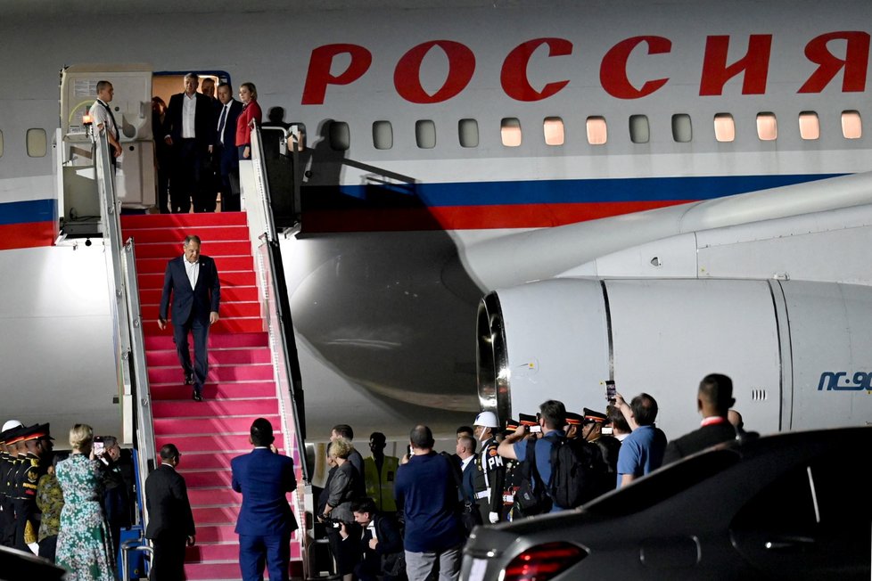 Sergej Lavrov po příletu na summit G20 (13.11.2022)