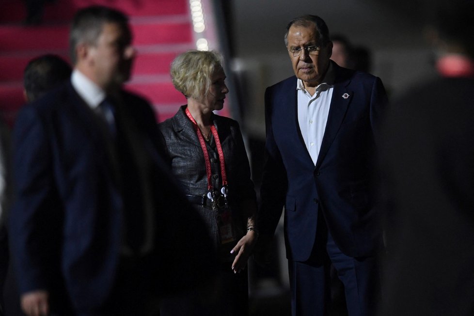 Sergej Lavrov po příletu na summit G20 (13.11.2022)