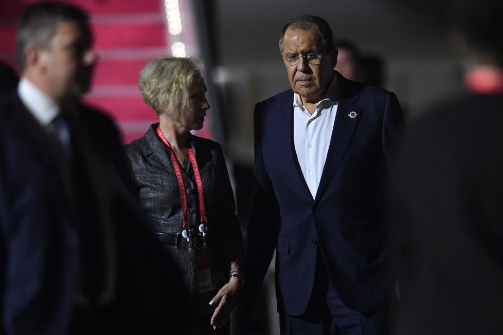 Sergej Lavrov po příletu na summit G20 (13.11.2022)