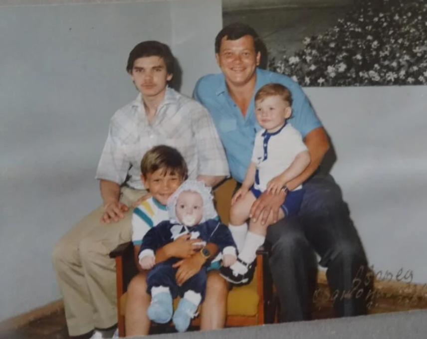 Sergej (61) se svými čtyřmi syny. Ti už jsou dnes ženatí a mají vlastní potomky.