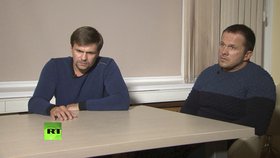 Ruslan Boširov (vlevo) a Alexandr Petrov, muži obvinění z útoku na bývalého dvojitého agenta Sergeje Skripala, se v televizní rozhovoru snažili veřejnost přesvědčit o tom, že oni s otravou nemají nic společného.