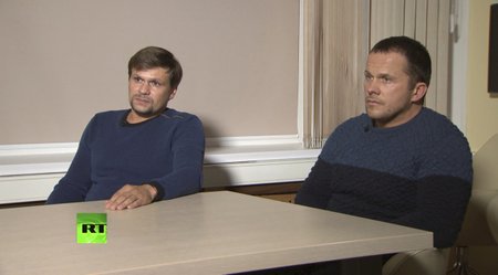 Ruslan Boširov (vlevo) a Alexandr Petrov, muži obvinění z útoku na bývalého dvojitého agenta Sergeje Skripala, se v televizní rozhovoru snažili veřejnost přesvědčit o tom, že oni s otravou nemají nic společného.