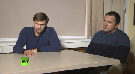 Ruslan Boširov alias Čepiga (vlevo) a Alexandr Petrov alias Miškin, muži obvinění z útoku na bývalého dvojitého agenta Sergeje Skripala, se v televizní rozhovoru snažili veřejnost přesvědčit o tom, že oni s otravou nemají nic společného.