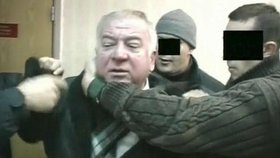 Sergej Skripal přijel do České republiky ve druhé polovině října 2014, podle zdroje tedy nedlouho po tom, co do země vstoupili i muži, kteří podle britských vyšetřovatelů o necelé čtyři roky později usilovali v Salisbury jak o život Skripala, tak jeho dcery Julije.