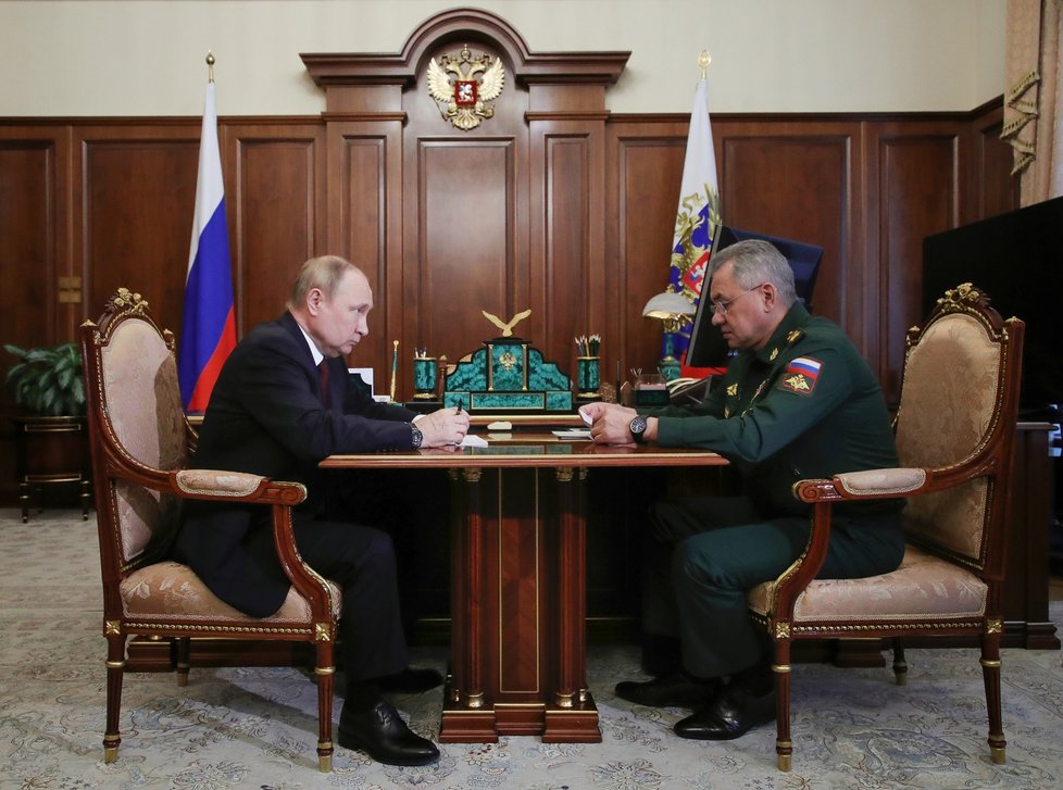 Sergej Šojgu na schůzce s Putinem (4. 7. 2022)