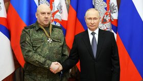 Velitel ruských vojsk na Ukrajině Sergej Surovikin a ruský prezident Vladimir Putin