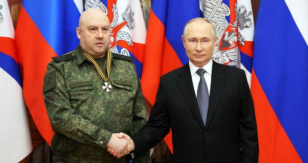 „Generál Armagedon“ zmizel, Kreml mlčí. Surovikina zatkli kvůli vzpouře wagnerovců?
