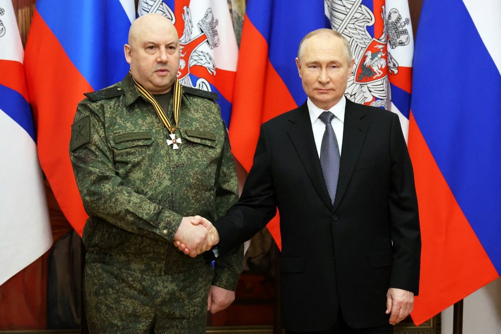 Velitel ruských vojsk na Ukrajina Sergej Surovikin a ruský prezident Vladimir Putin.