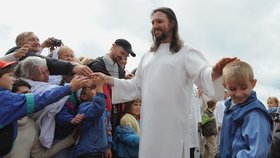 Sergej Torop dokázal zmanipulovat tisíce lidí, aby mu uvěřili, že je převtělený Ježíš. Podle obžaloby je ale okrádal a omezoval je na osobní svobodě.