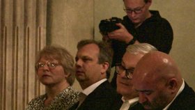 Lídr pražské SPD Milan Urban a politik SPD Sergej Zujev na společné akci po boku nové ruské velvyslankyně a šéfa sankcionovaného Ruského střediska vědy a kultury (22. 10. 2026)