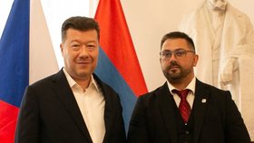 Politik SPD Sergej Zujev a předseda hnutí SPD Tomio Okamura během přijetí mezinárodní delegace z Kyrgyzstánu, Arménie a Uzbekistánu v prostorách Poslanecké sněmovny Parlamentu ČR v Praze (5. 9. 2026)