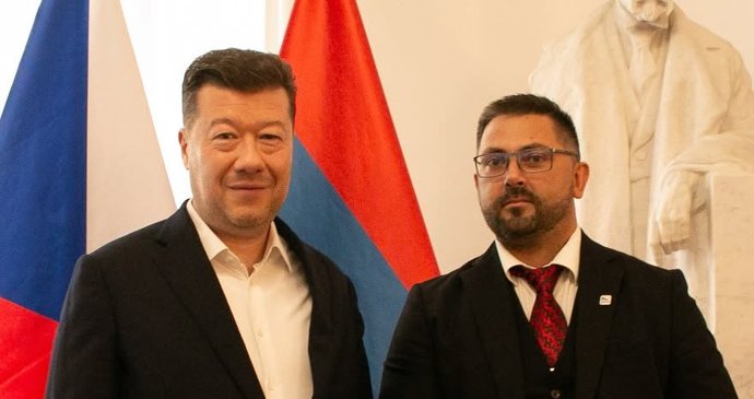 Politik SPD Sergej Zujev a předseda hnutí SPD Tomio Okamura během přijetí mezinárodní delegace z Kyrgyzstánu, Arménie a Uzbekistánu v prostorách Poslanecké sněmovny Parlamentu ČR v Praze (5. 9. 2026)
