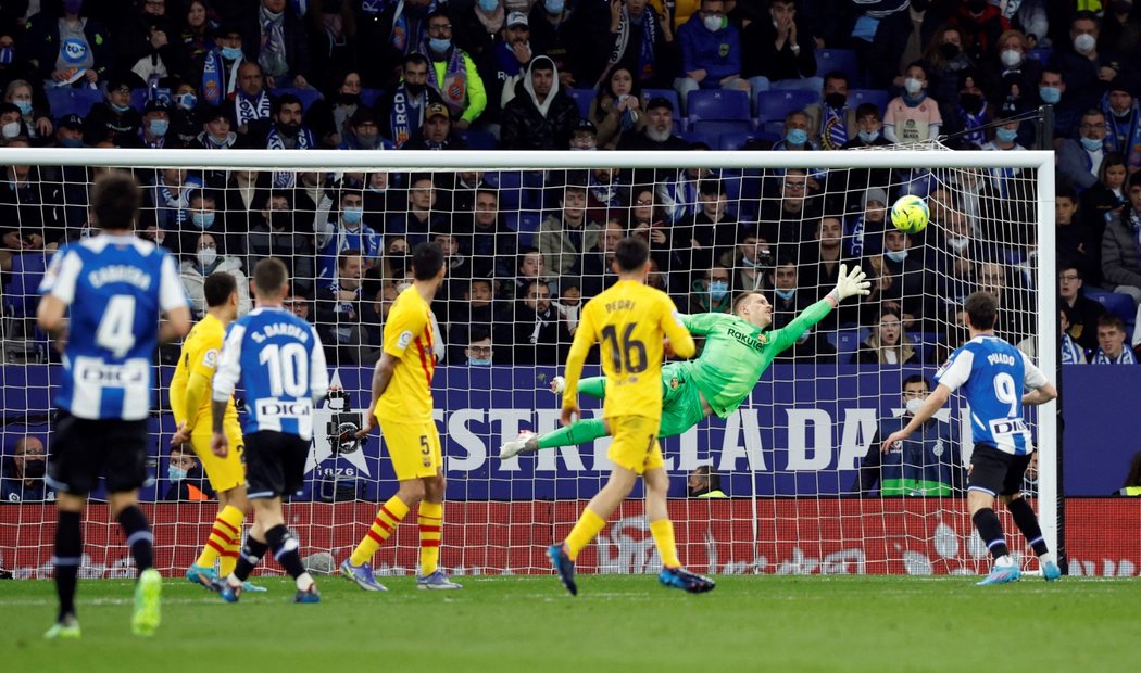 Sergi Darder střílí gól do sítě Barcelony