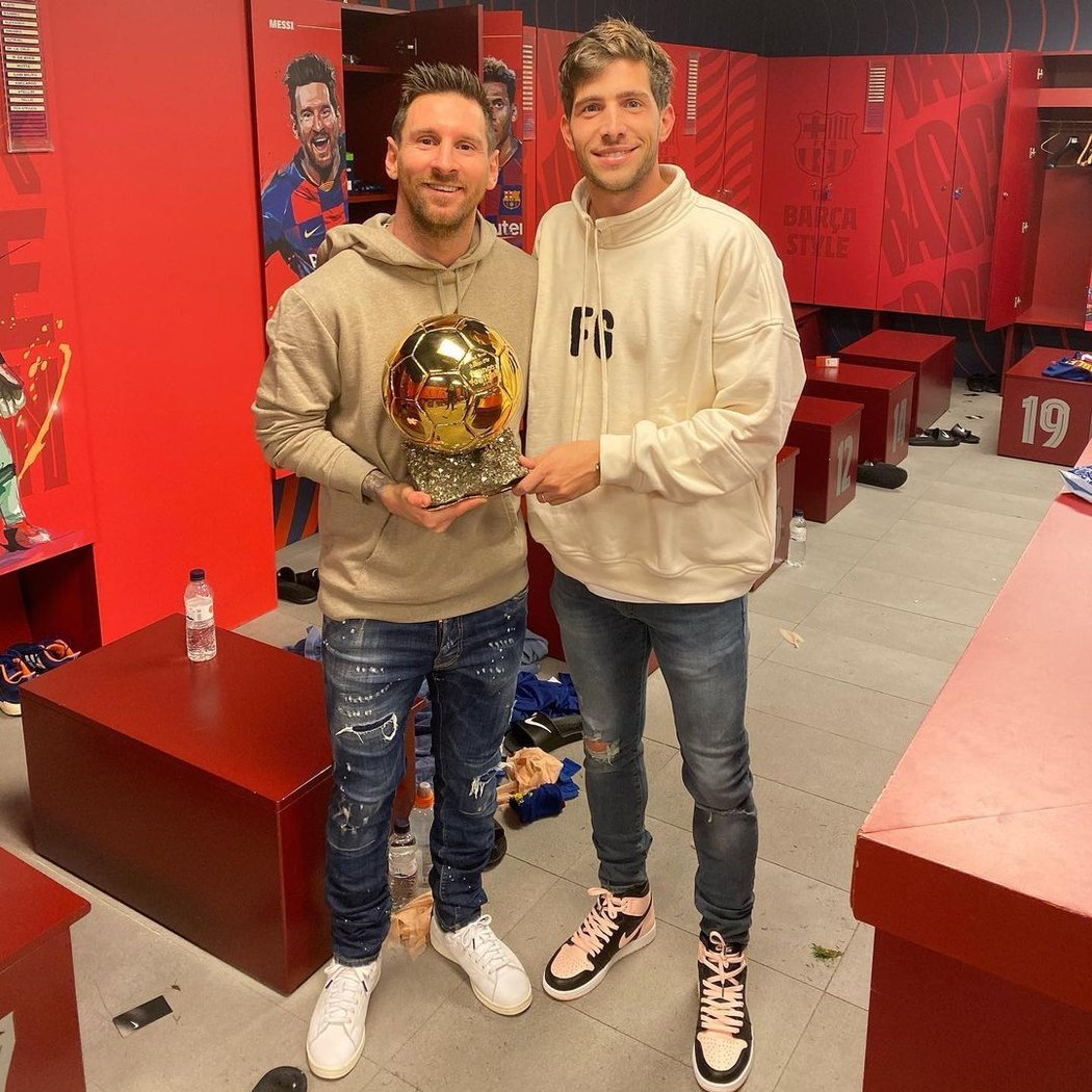 Fotbalový univerzál Sergi Roberto a Lionel Messi