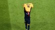 Kylian Mbappé slavil gól s dresem parťáka, který bojoval o život. Sergio Rico se však konečně pobral z kómatu.
