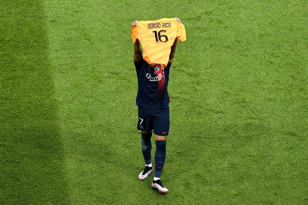 Kylian Mbappé slavil gól s dresem parťáka, který bojoval o život. Sergio Rico se však konečně pobral z kómatu.