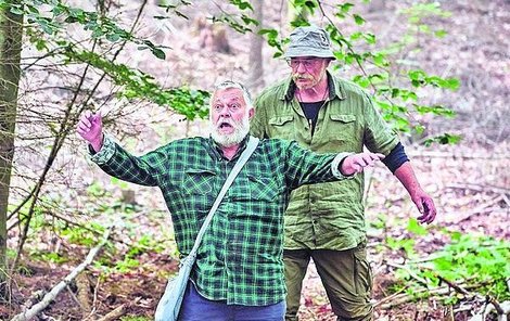 Vlastimil s Pavlem vymýšlejí neuvěřitelné skopičiny. Zavřel třeba zapadl do bažiny.