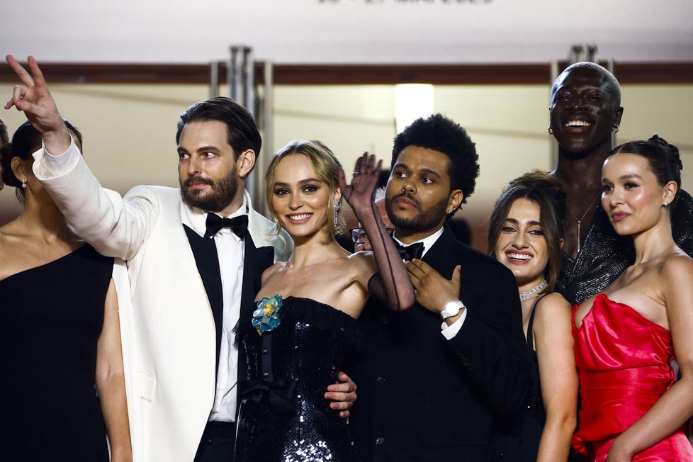 Světová premiéra prvních dvou epizod seriálu The Idol v canneském Palais des Festivals: Abel „The Weeknd“ Tesfaye, Lily-Rose Deppová a Sam Levinson