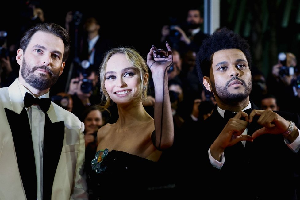 Světová premiéra prvních dvou epizod seriálu The Idol v canneském Palais des Festivals: Abel „The Weeknd“ Tesfaye, Lily-Rose Deppová a Sam Levinson