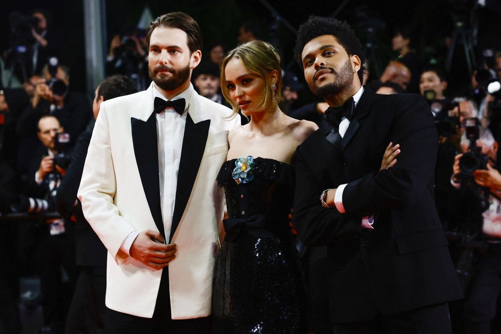 Světová premiéra prvních dvou epizod seriálu The Idol v canneském Palais des Festivals: Abel „The Weeknd“ Tesfaye, Lily-Rose Deppová a Sam Levinson