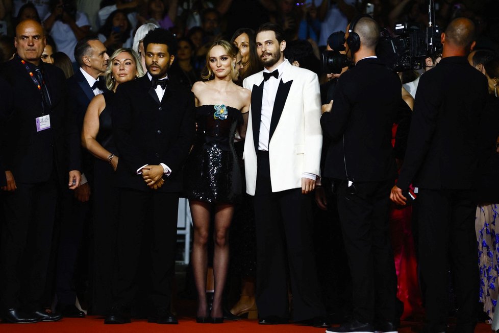 Světová premiéra prvních dvou epizod seriálu The Idol v canneském Palais des Festivals: Abel „The Weeknd“ Tesfaye, Lily-Rose Deppová a Sam Levinson