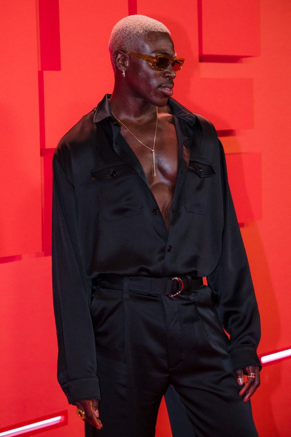 Světová premiéra prvních dvou epizod seriálu The Idol v canneském Palais des Festivals: Moses Sumney