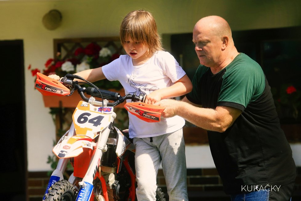 Seriál Kukačky: Theo alias Tomáš musel hrát milovníka motokrosu.