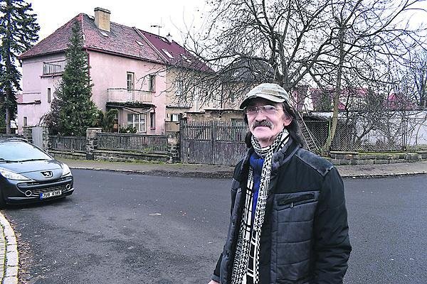 Vila chátrá. Majitelé ji chtějí opravit. Pan Petr ze sousedství vzpomíná na zájezdy turistů.