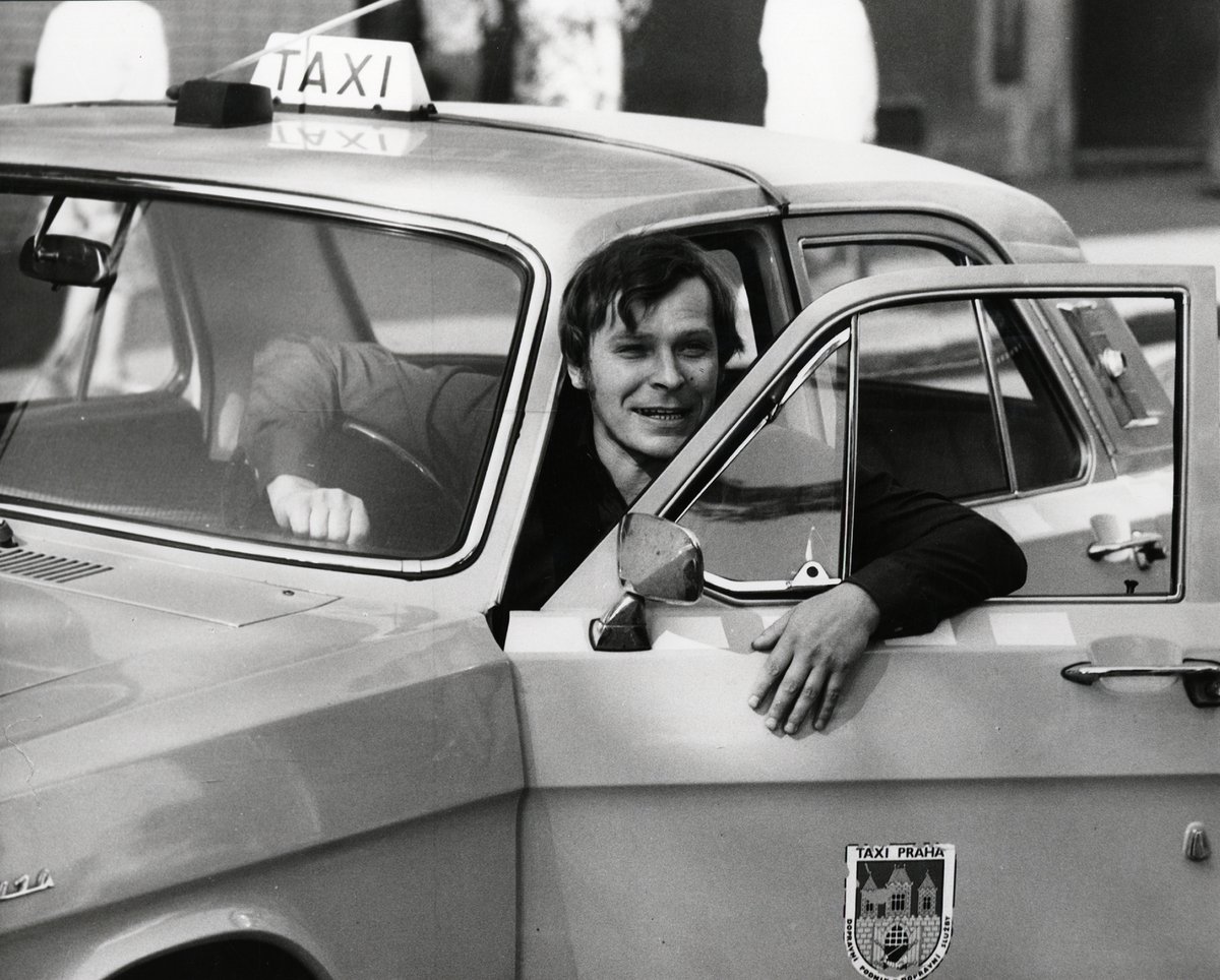 Alois Švehlík jako taxikář David. Takovýmhle fárem jezdil
