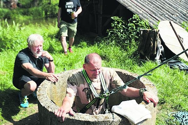 Na sobě maskáče, pořádné hodinky a náramek se skrytou výbavou pro přežití. Milan Roubal nenechává nic náhodě, do studny leze připravený. Však to také bylo dost nebezpečné.