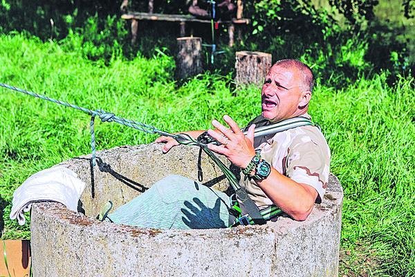 Na sobě maskáče, pořádné hodinky a náramek se skrytou výbavou pro přežití. Milan Roubal nenechává nic náhodě, do studny leze připravený. Však to také bylo dost nebezpečné.