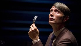 Doktora Hannibala Lectera hraje v seriálu uznávaný herec Mads Mikkelsen. A roli si vyloženě užívá.