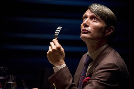 Doktora Hannibala Lectera hraje v seriálu uznávaný herec Mads Mikkelsen. A roli si vyloženě užívá.