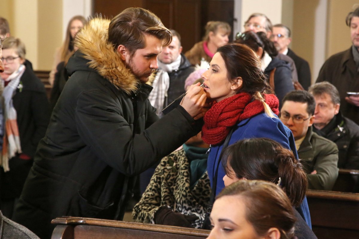 Během půl roku, co se Slunečná natáčí, se na place vystřídala spousta herců, došlo i na úrazy. Před kamerou se vystřídalo i několik zvířat, značné množství kostýmů a vypilo a snědlo se toho taky dost!