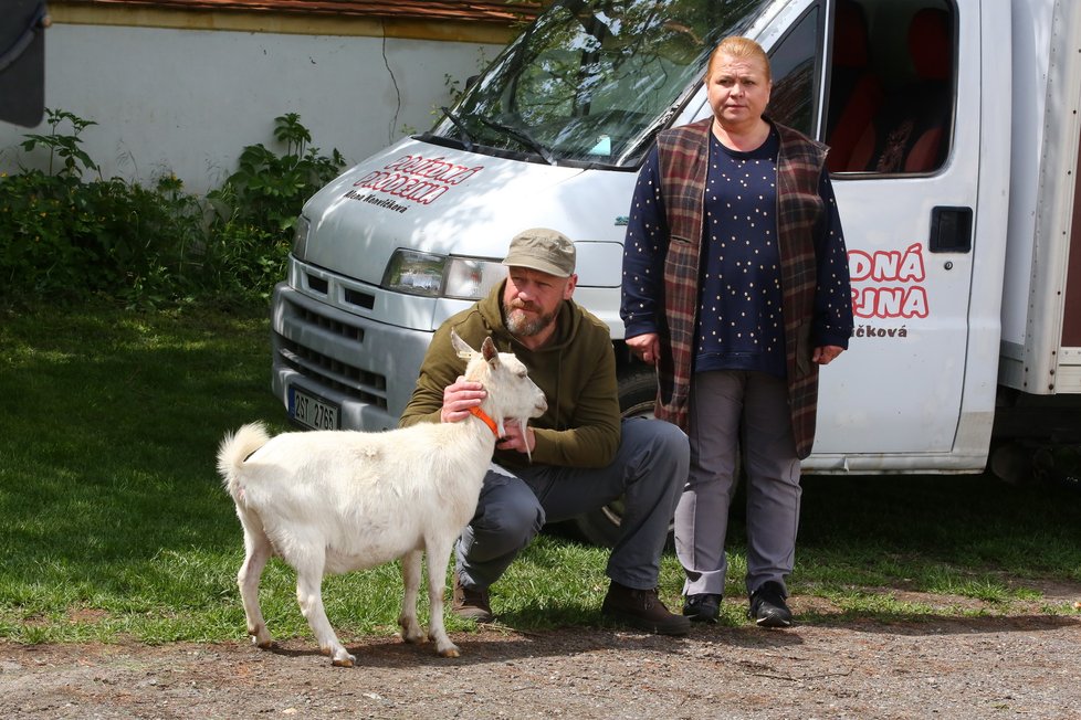 Během půl roku, co se Slunečná natáčí, se na place vystřídala spousta herců, došlo i na úrazy. Před kamerou se vystřídalo i několik zvířat, značné množství kostýmů a vypilo a snědlo se toho taky dost!