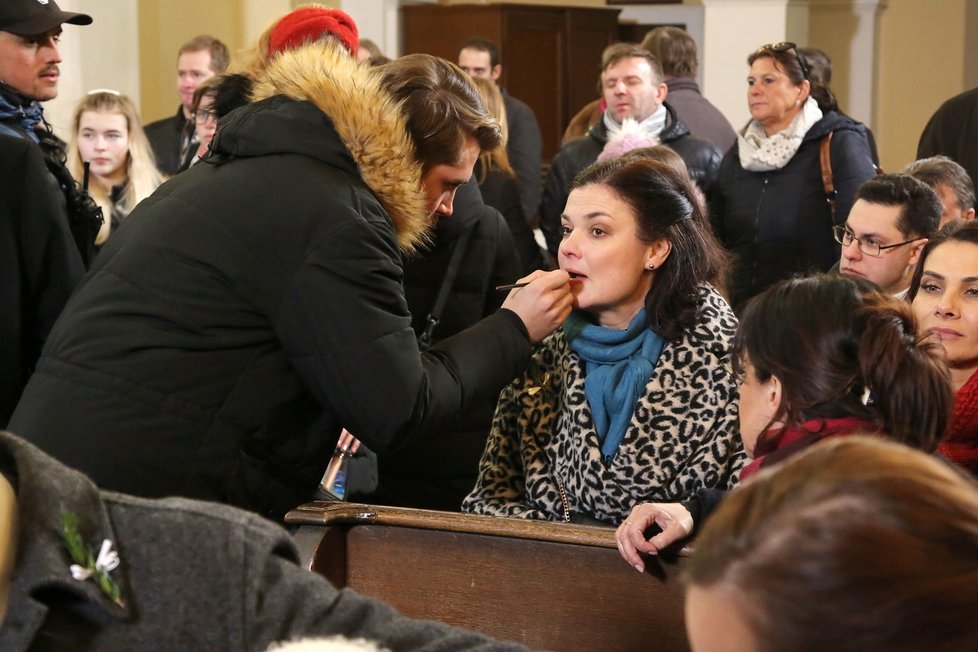 Během půl roku, co se Slunečná natáčí, se na place vystřídala spousta herců, došlo i na úrazy. Před kamerou se vystřídalo i několik zvířat, značné množství kostýmů a vypilo a snědlo se toho taky dost!