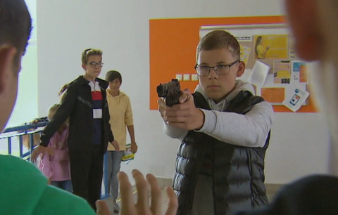 Tento týden v Ulici: Zásnuby, tajná láska v ohrožení a zbraň ve škole