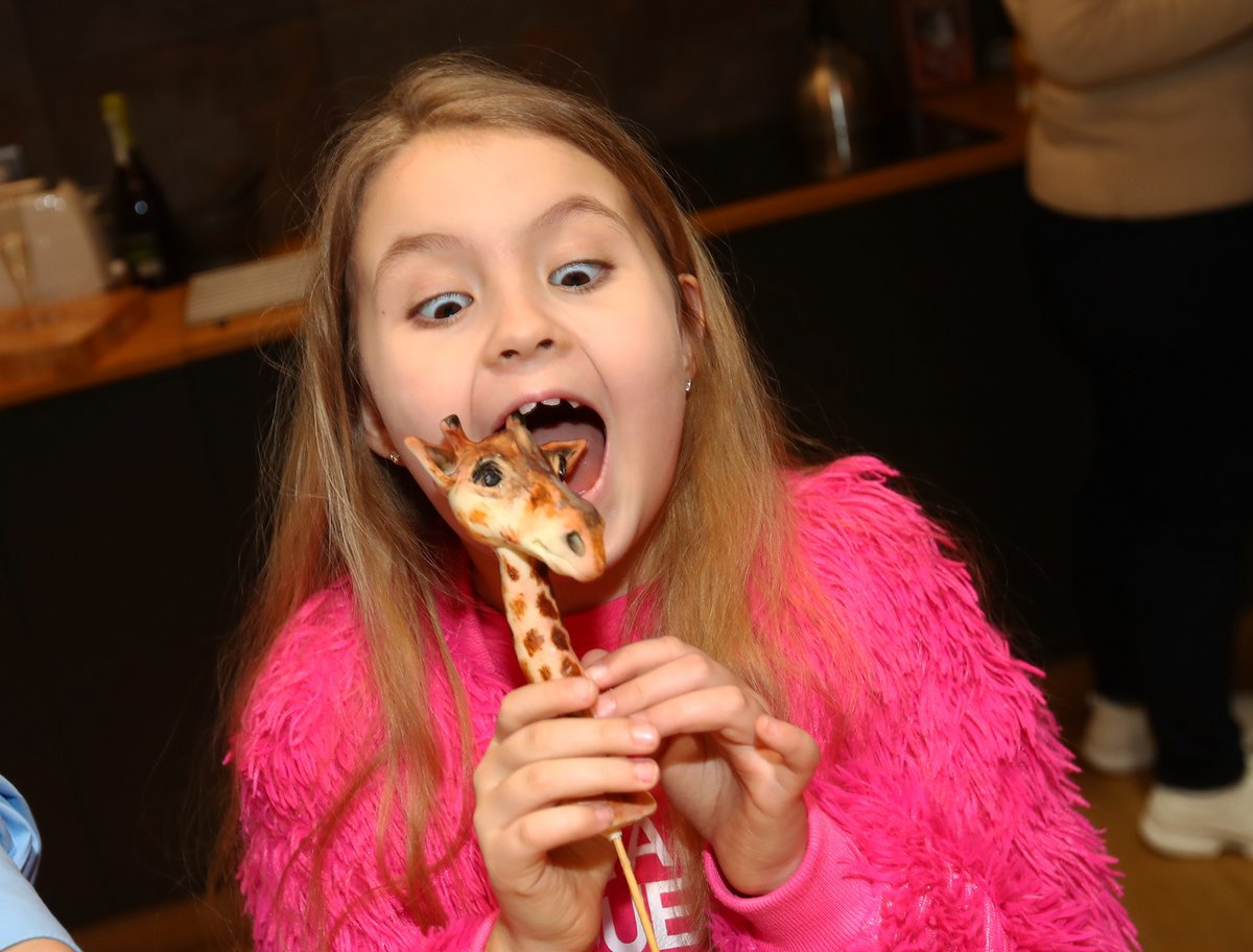 Adélka se zakousla do marcipánové žirafy.