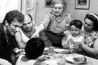 Skutečné životy: Babi Homolková se upila kvůli mindráku ze svého vzhledu. Marii Motlovou vyhodili kvůli alkoholu z Národního