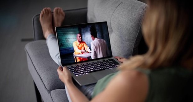 Dnešní špionážní thrillery vás zavedou do světa, kde o životě a smrti rozhodují chladné kalkuly, zrada i děsivě věrné deepfake technologie. Kde si pustit ty nejlepší pecky od neúprosné Kanceláře legend přes geniálně cynického Garyho Oldmana v Pomalých koních až po mrazivé Takový normální Američany? Přinášíme velký přehled 20 seriálů z Česka i ze světa, které stojí za to vidět.