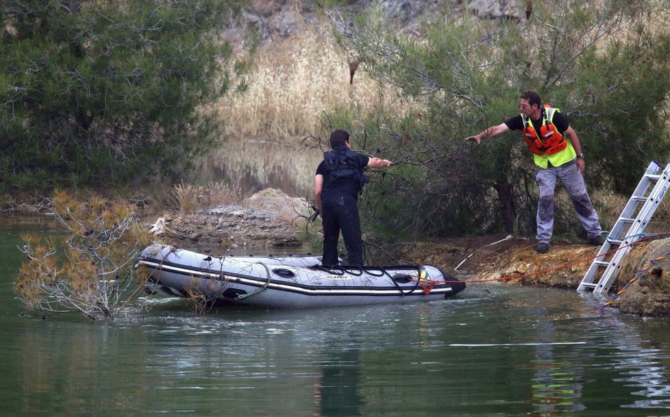 Kyperští policisté při hledání těl obětí sériového vraha