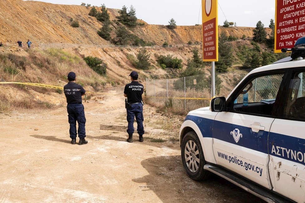 Kyperští policisté při hledání těl obětí sériového vraha