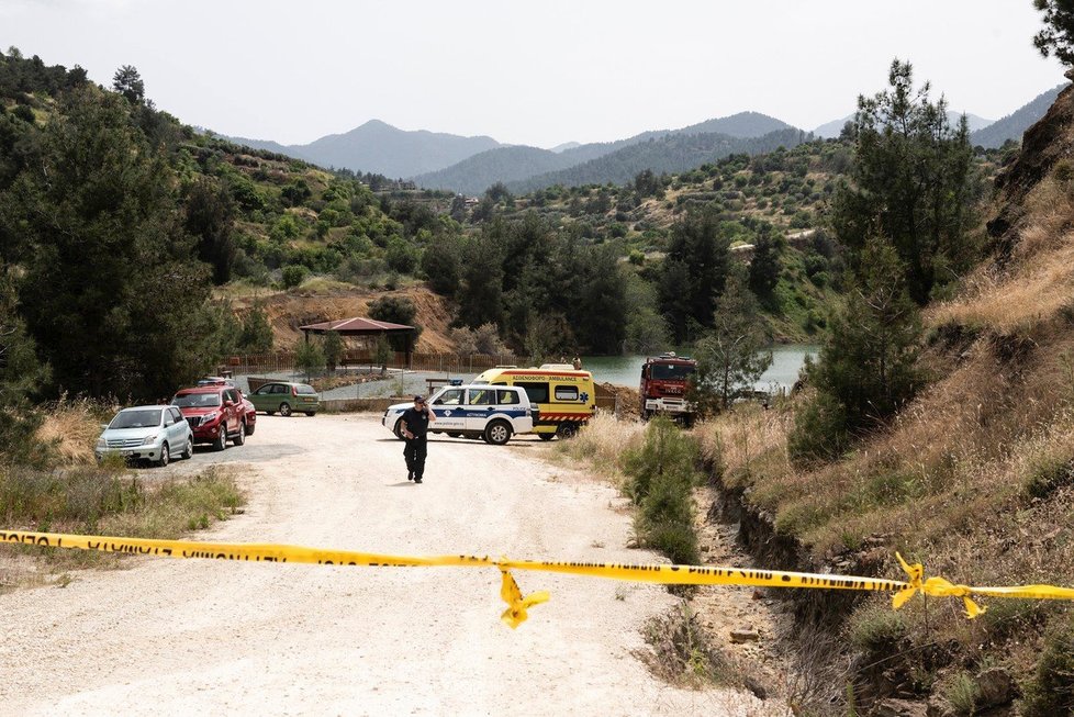Kyperští policisté při hledání těl obětí sériového vraha