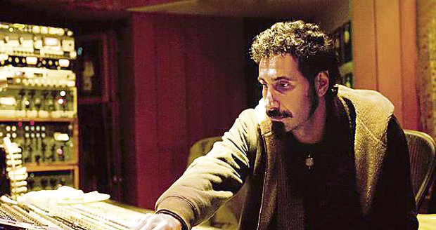 Zpěvák Serj Tankian ve studiu.